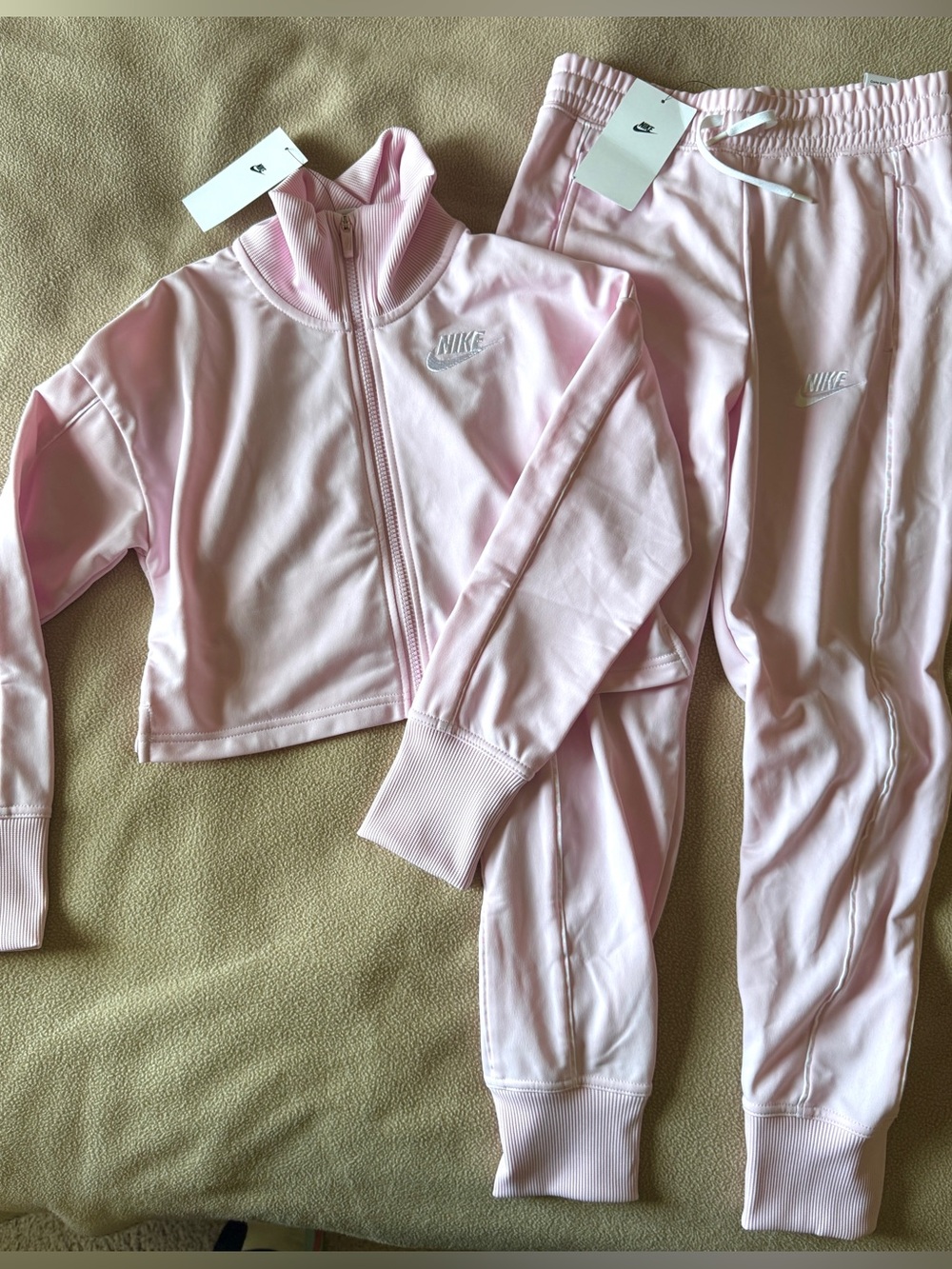 NWT Nike Girls Sportswear Standard Fit Tracksuit Pink Set | Size Medium